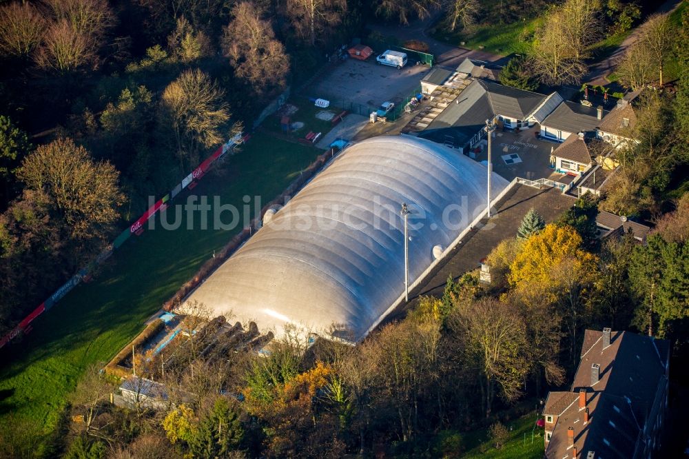 Luftaufnahme Bochum - Schwimmbecken des Freibades mit überbauter Traglufthalle als Trainingsstätte des Schwimmenverein Blau-Weiß Bochum 1986 e. V. in Bochum im Bundesland Nordrhein-Westfalen