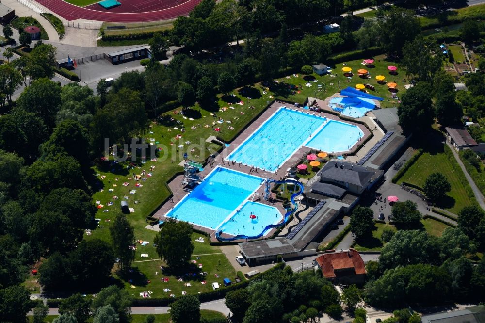 Göttingen aus der Vogelperspektive: Schwimmbecken des Freibades Brauweg in Göttingen im Bundesland Niedersachsen