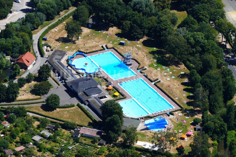 Göttingen aus der Vogelperspektive: Schwimmbecken des Freibades Brauweg in Göttingen im Bundesland Niedersachsen, Deutschland