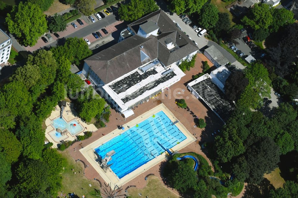 Braunschweig aus der Vogelperspektive: Schwimmbecken des Freibades Bürgerbadepark und das Hallenbad in Braunschweig im Bundesland Niedersachsen, Deutschland