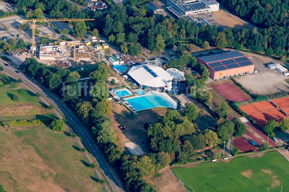 Luftaufnahme Kuppenheim - Schwimmbecken des Freibades Cuppamare in Kuppenheim im Bundesland Baden-Württemberg, Deutschland