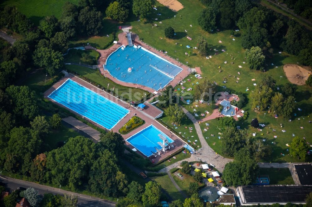 Würzburg von oben - Schwimmbecken des Freibades Dallenbergbad an der König-Heinrich-Straße in Würzburg im Bundesland Bayern, Deutschland