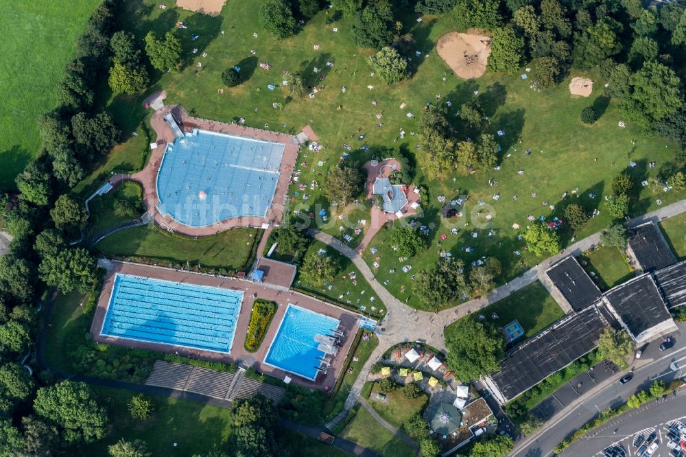 Würzburg aus der Vogelperspektive: Schwimmbecken des Freibades Dallenbergbad an der König-Heinrich-Straße in Würzburg im Bundesland Bayern, Deutschland