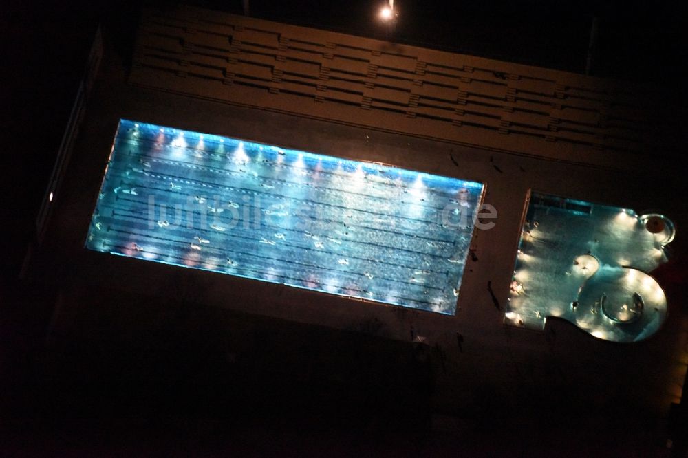 Luftbild München - Schwimmbecken des Freibades Dante-Winter-Warmfreibad an der Postillonstraße in München im Bundesland Bayern