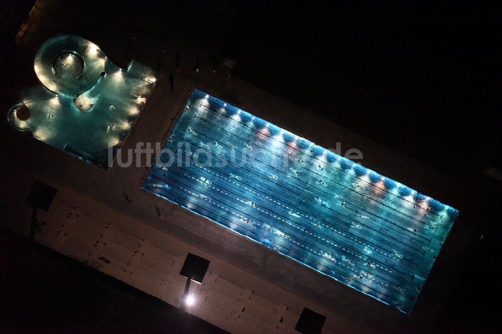 München aus der Vogelperspektive: Schwimmbecken des Freibades Dante-Winter-Warmfreibad an der Postillonstraße in München im Bundesland Bayern