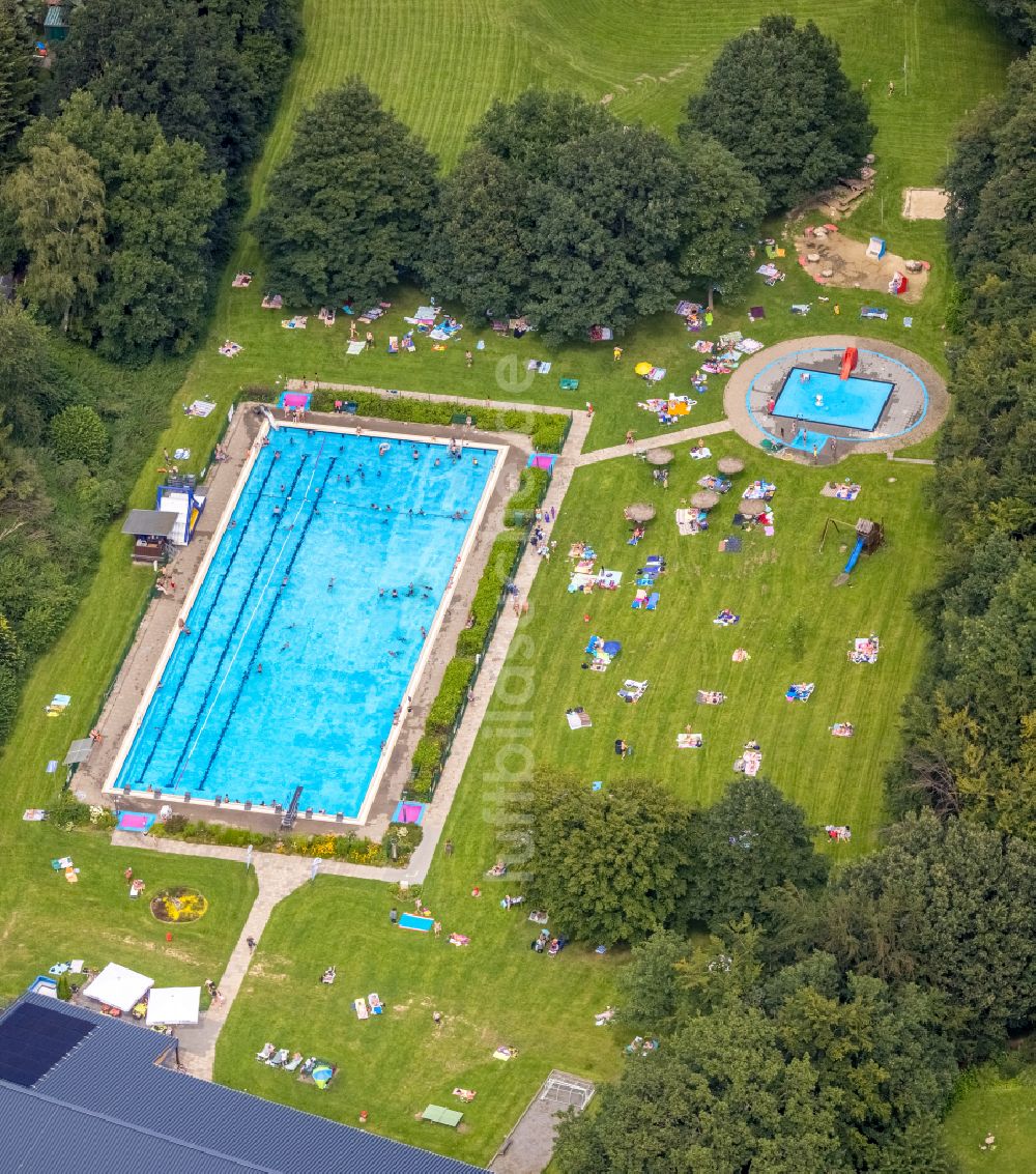 Luftbild Fröndenberg/Ruhr - Schwimmbecken des Freibades in Dellwig im Bundesland Nordrhein-Westfalen, Deutschland