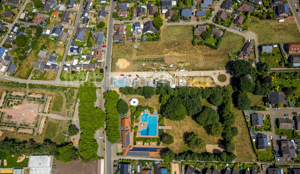 Dingden aus der Vogelperspektive: Schwimmbecken des Freibades in Dingden im Bundesland Nordrhein-Westfalen, Deutschland