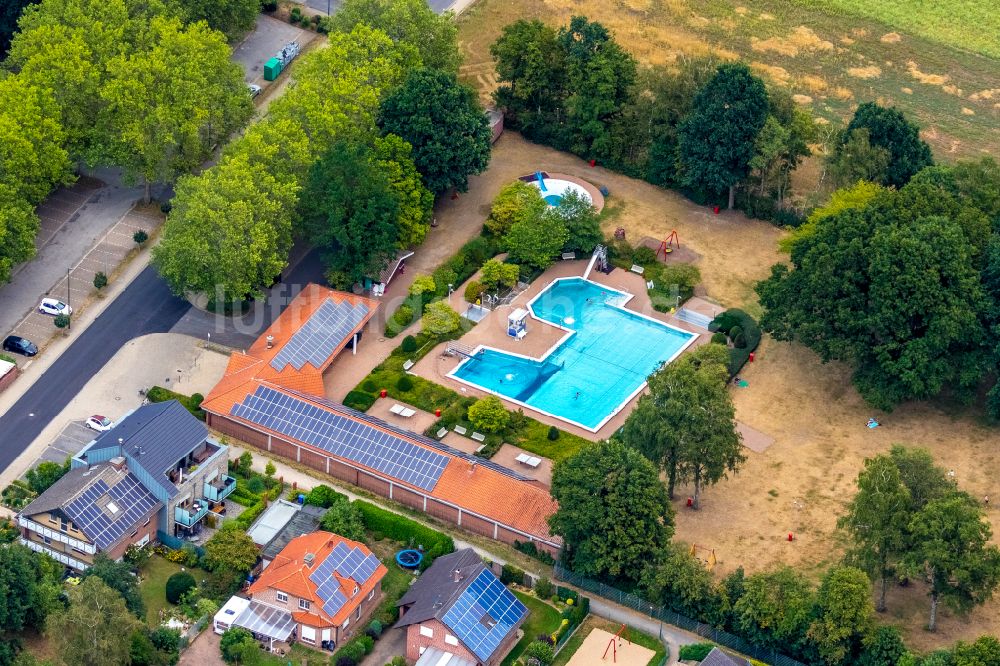 Dingden aus der Vogelperspektive: Schwimmbecken des Freibades in Dingden im Bundesland Nordrhein-Westfalen, Deutschland