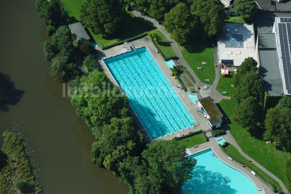 Wetzlar aus der Vogelperspektive: Schwimmbecken des Freibades Domblickbad am Karl-Kellner-Ring in Wetzlar im Bundesland Hessen, Deutschland