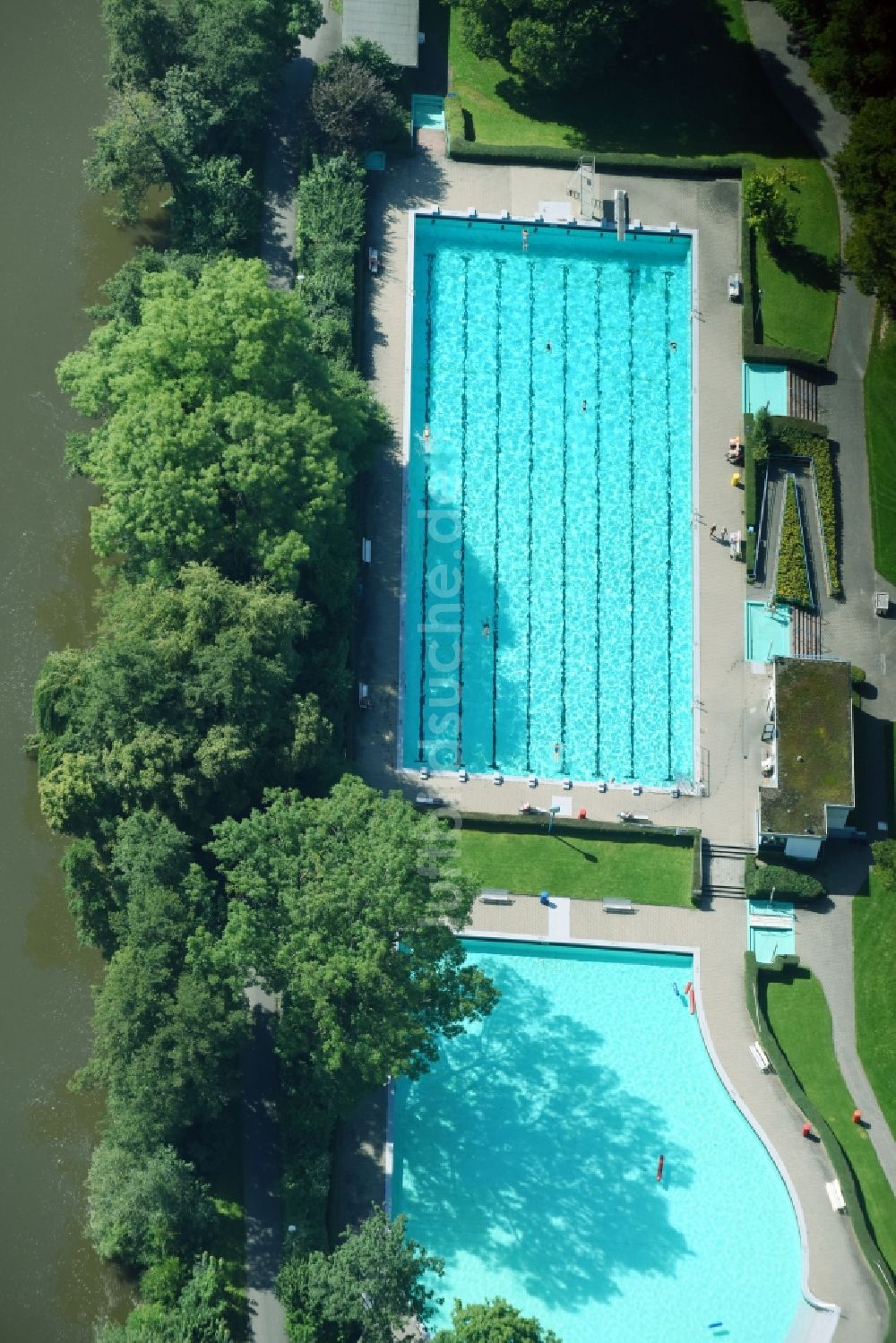 Luftaufnahme Wetzlar - Schwimmbecken des Freibades Domblickbad am Karl-Kellner-Ring in Wetzlar im Bundesland Hessen, Deutschland