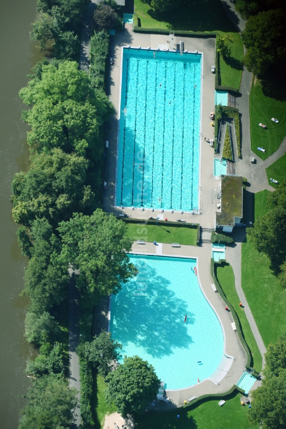 Wetzlar von oben - Schwimmbecken des Freibades Domblickbad am Karl-Kellner-Ring in Wetzlar im Bundesland Hessen, Deutschland