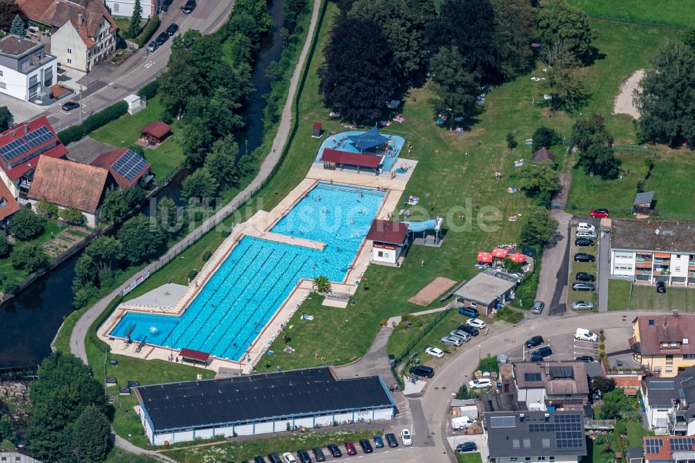 Luftaufnahme Elzach - Schwimmbecken des Freibades in Elzach im Bundesland Baden-Württemberg, Deutschland