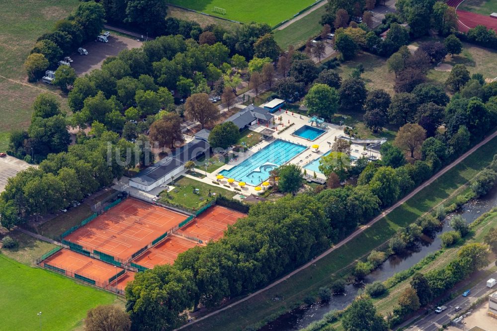 Luftaufnahme Emmendingen - Schwimmbecken des Freibades in Emmendingen im Bundesland Baden-Württemberg, Deutschland