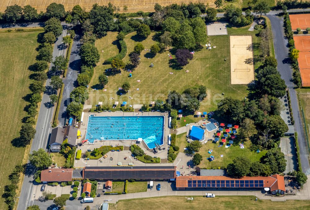 Drensteinfurt von oben - Schwimmbecken des Freibades Erlbad in Drensteinfurt im Bundesland Nordrhein-Westfalen, Deutschland