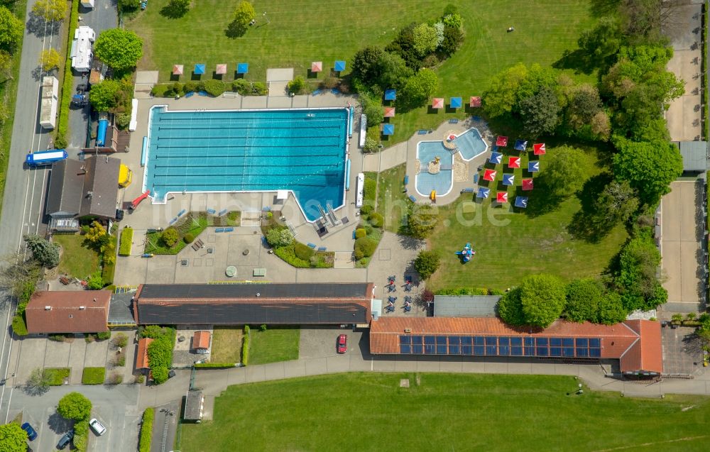 Drensteinfurt von oben - Schwimmbecken des Freibades Erlbad Im Erlfeld in Drensteinfurt im Bundesland Nordrhein-Westfalen, Deutschland