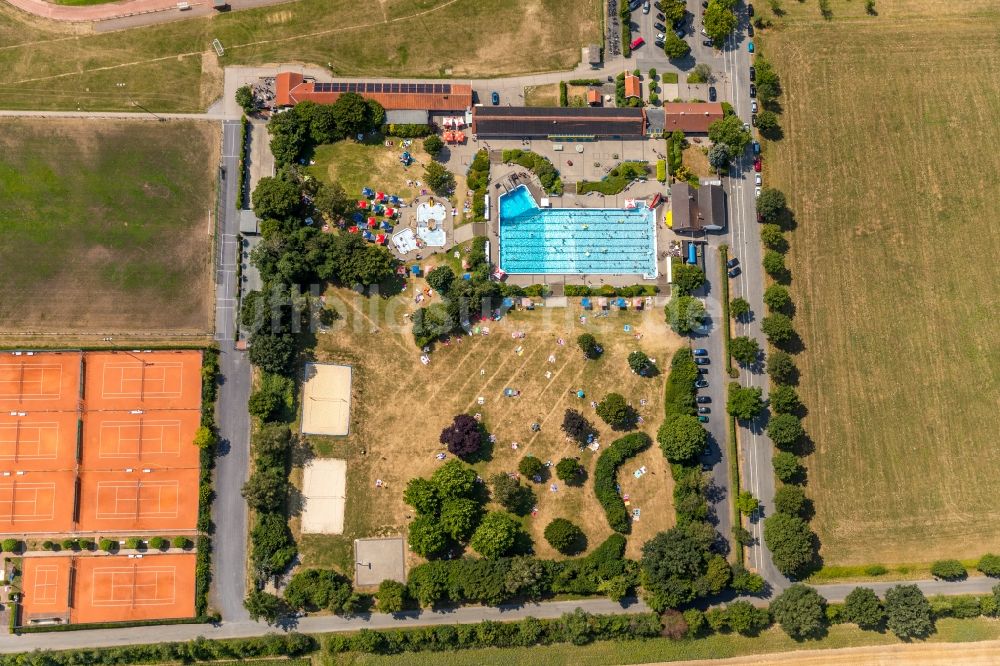 Drensteinfurt von oben - Schwimmbecken des Freibades Erlbad Im Erlfeld in Drensteinfurt im Bundesland Nordrhein-Westfalen, Deutschland