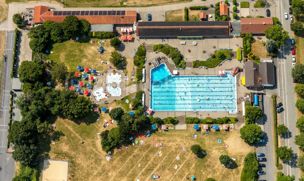 Drensteinfurt aus der Vogelperspektive: Schwimmbecken des Freibades Erlbad Im Erlfeld in Drensteinfurt im Bundesland Nordrhein-Westfalen, Deutschland