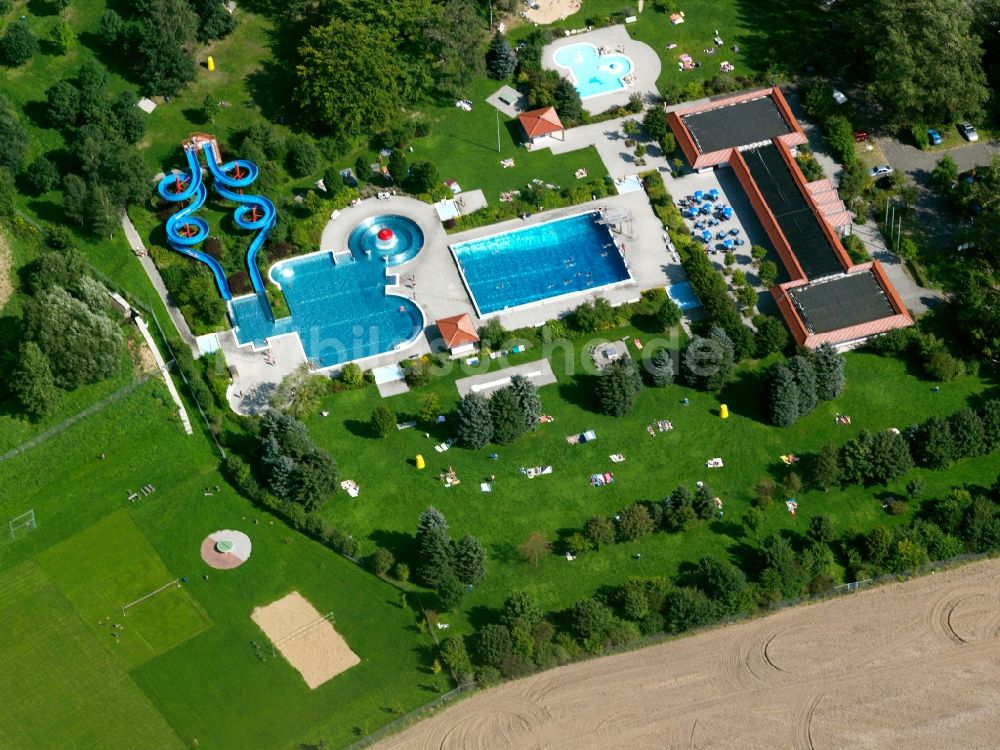 Oederan aus der Vogelperspektive: Schwimmbecken des Freibades Erlebnisbad Oederan in Oederan im Bundesland Sachsen, Deutschland