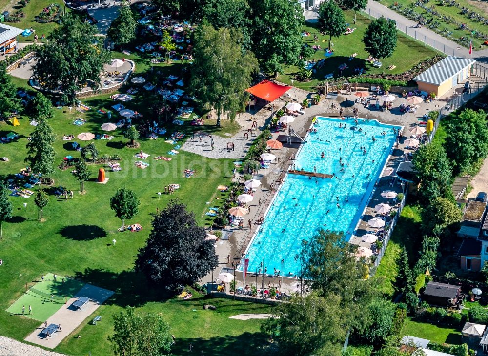 Luftaufnahme Ettenheim - Schwimmbecken des Freibades Ettenheim in Ettenheim im Bundesland Baden-Württemberg, Deutschland