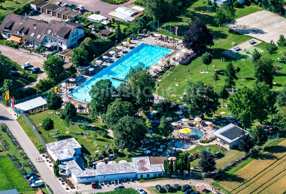 Ettenheim von oben - Schwimmbecken des Freibades Ettenheim in Ettenheim im Bundesland Baden-Württemberg, Deutschland