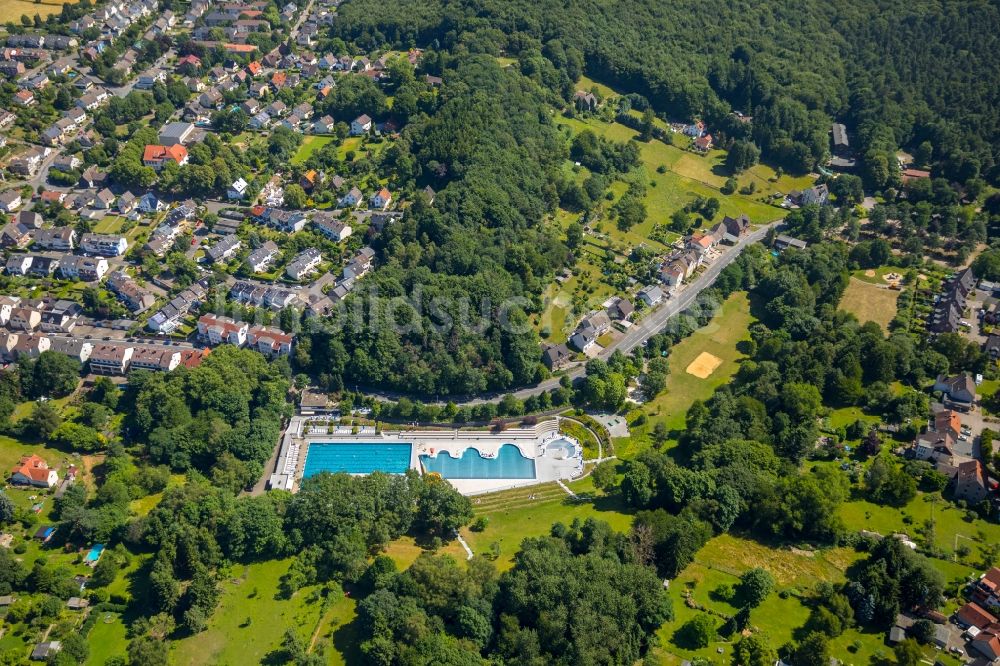 Luftaufnahme Witten - Schwimmbecken des Freibades des Freibad Annen an der Herdecker Str in Witten im Bundesland Nordrhein-Westfalen - NRW, Deutschland