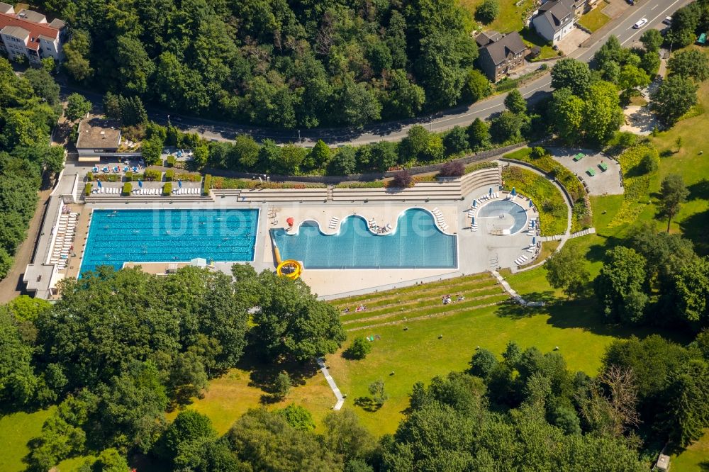 Witten von oben - Schwimmbecken des Freibades des Freibad Annen an der Herdecker Str in Witten im Bundesland Nordrhein-Westfalen - NRW, Deutschland