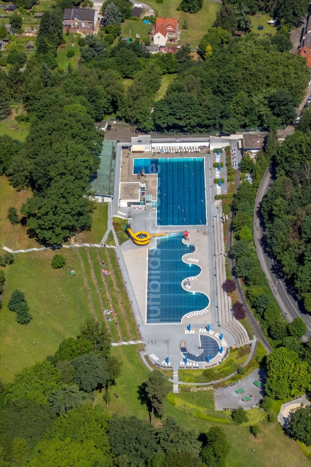 Luftaufnahme Witten - Schwimmbecken des Freibades des Freibad Annen an der Herdecker Str in Witten im Bundesland Nordrhein-Westfalen - NRW, Deutschland