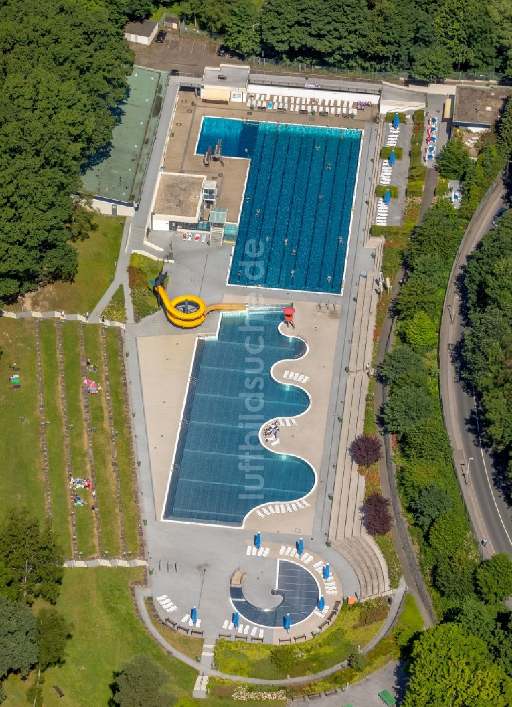 Witten von oben - Schwimmbecken des Freibades des Freibad Annen an der Herdecker Str in Witten im Bundesland Nordrhein-Westfalen - NRW, Deutschland