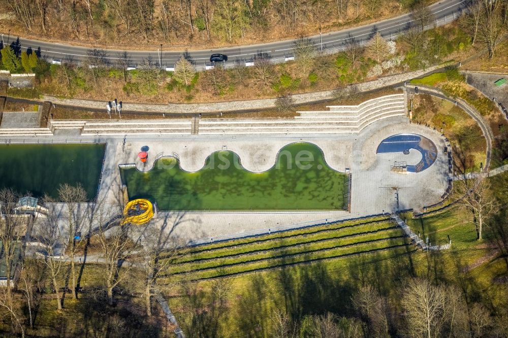 Witten von oben - Schwimmbecken des Freibades des Freibad Annen in Witten im Bundesland Nordrhein-Westfalen - NRW, Deutschland