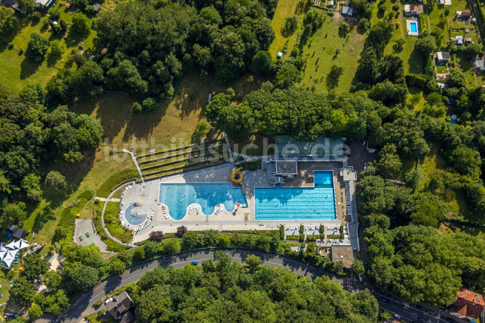 Witten von oben - Schwimmbecken des Freibades des Freibad Annen in Witten im Bundesland Nordrhein-Westfalen - NRW, Deutschland