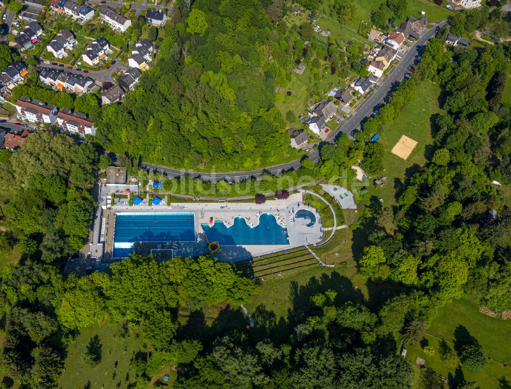 Luftaufnahme Witten - Schwimmbecken des Freibades des Freibad Annen in Witten im Bundesland Nordrhein-Westfalen - NRW, Deutschland