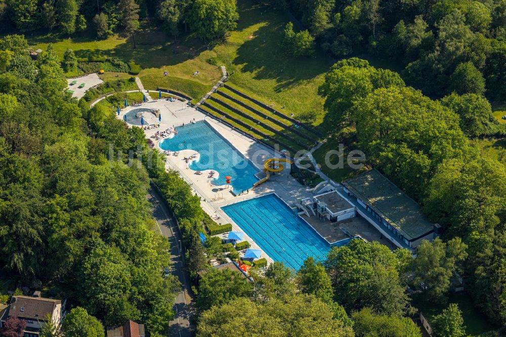 Witten von oben - Schwimmbecken des Freibades des Freibad Annen in Witten im Bundesland Nordrhein-Westfalen - NRW, Deutschland