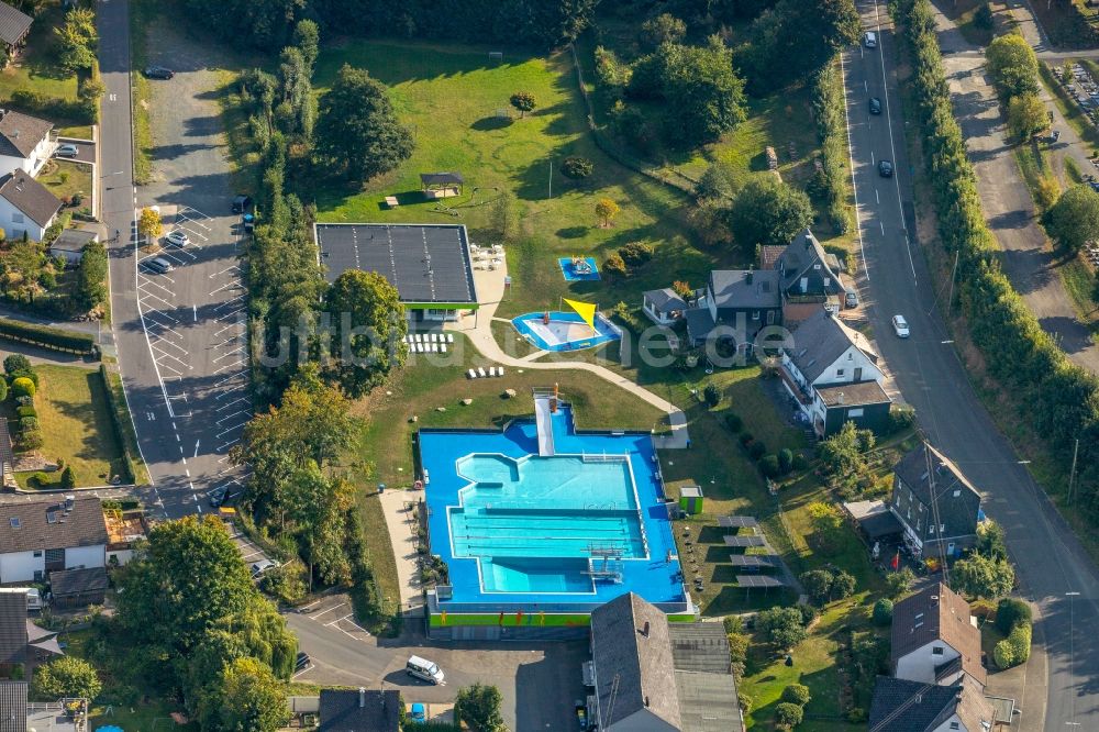 Luftbild Burbach - Schwimmbecken des Freibades Freibad Burbach in Burbach im Bundesland Nordrhein-Westfalen, Deutschland