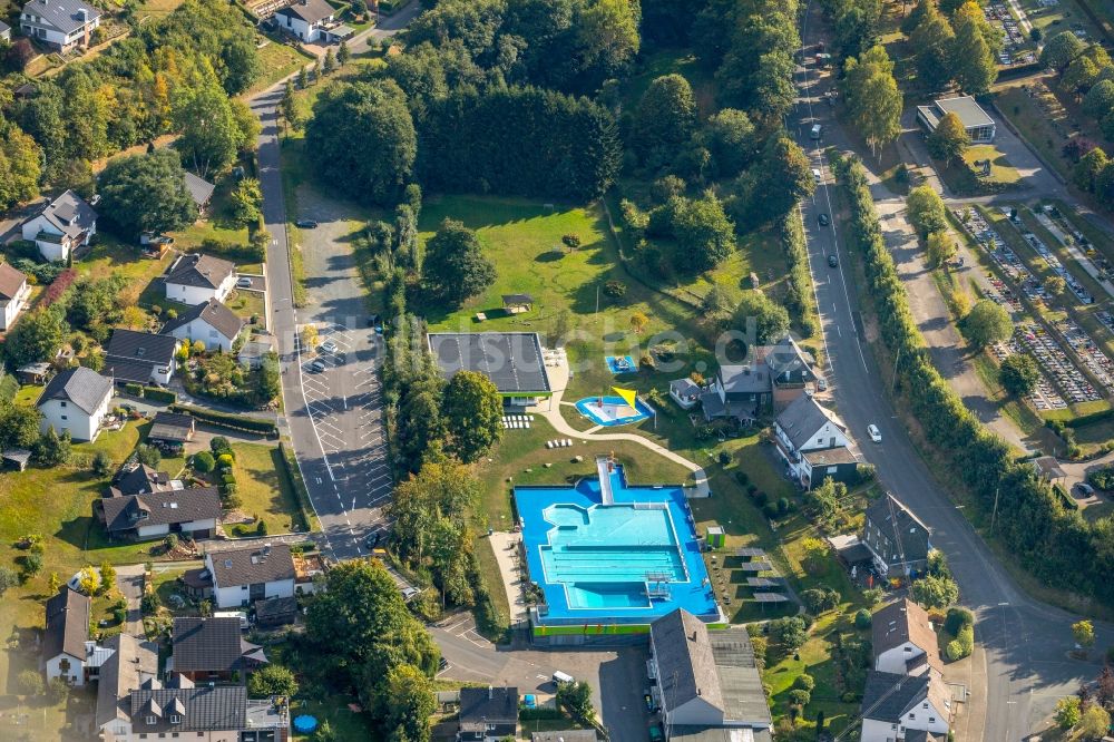 Luftaufnahme Burbach - Schwimmbecken des Freibades Freibad Burbach in Burbach im Bundesland Nordrhein-Westfalen, Deutschland