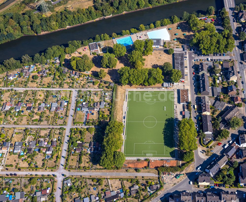 Essen aus der Vogelperspektive: Schwimmbecken des Freibades Freibad Dellwig Hesse am Scheppmannskamp in Essen im Bundesland Nordrhein-Westfalen - NRW, Deutschland