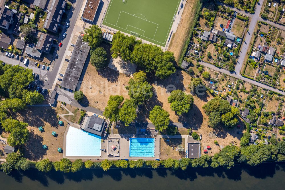 Luftaufnahme Essen - Schwimmbecken des Freibades Freibad Dellwig Hesse am Scheppmannskamp in Essen im Bundesland Nordrhein-Westfalen - NRW, Deutschland