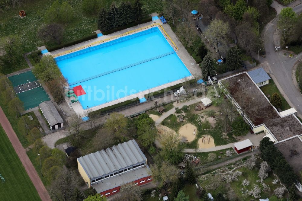 Luftbild Erfurt - Schwimmbecken des Freibades Freibad Möbisburg im Ortsteil Möbisburg in Erfurt im Bundesland Thüringen, Deutschland