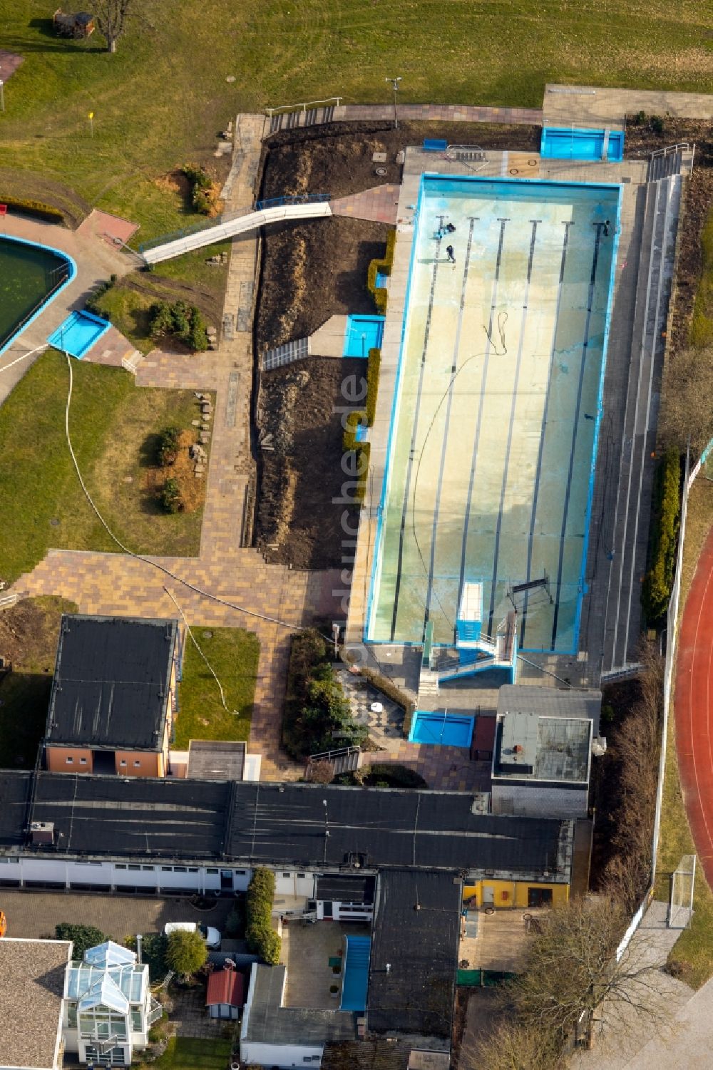 Sprockhövel von oben - Schwimmbecken des Freibades Freibad Sprockhövel an der Bleichwiese im Ortsteil Osterhöfgen in Sprockhövel im Bundesland Nordrhein-Westfalen - NRW, Deutschland