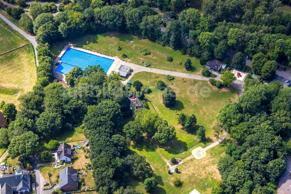 Dortmund von oben - Schwimmbecken des Freibades Freibad Wellinghofen in Dortmund im Bundesland Nordrhein-Westfalen, Deutschland