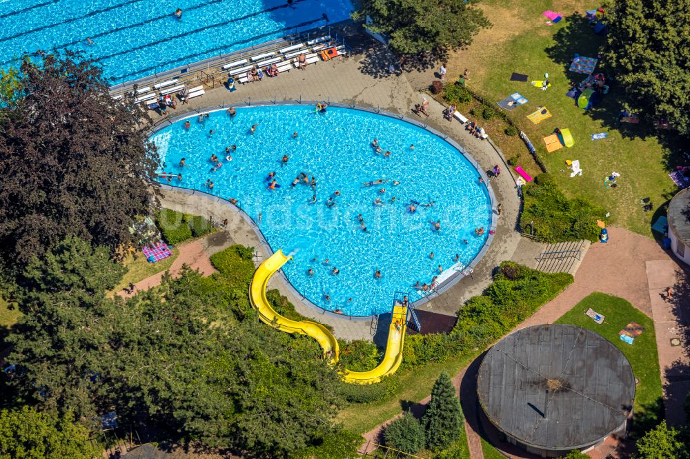 Hattingen von oben - Schwimmbecken des Freibades Freibad Welper in Hattingen im Bundesland Nordrhein-Westfalen, Deutschland