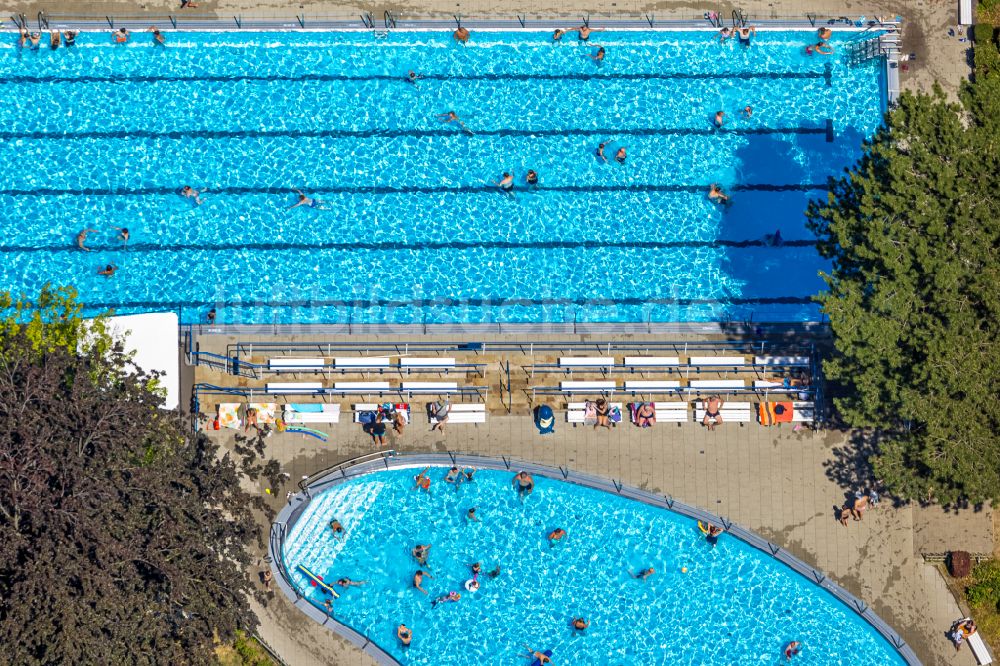 Luftbild Hattingen - Schwimmbecken des Freibades Freibad Welper in Hattingen im Bundesland Nordrhein-Westfalen, Deutschland