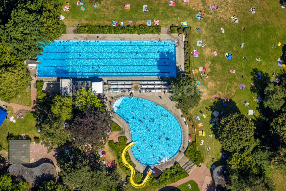 Luftaufnahme Hattingen - Schwimmbecken des Freibades Freibad Welper in Hattingen im Bundesland Nordrhein-Westfalen, Deutschland