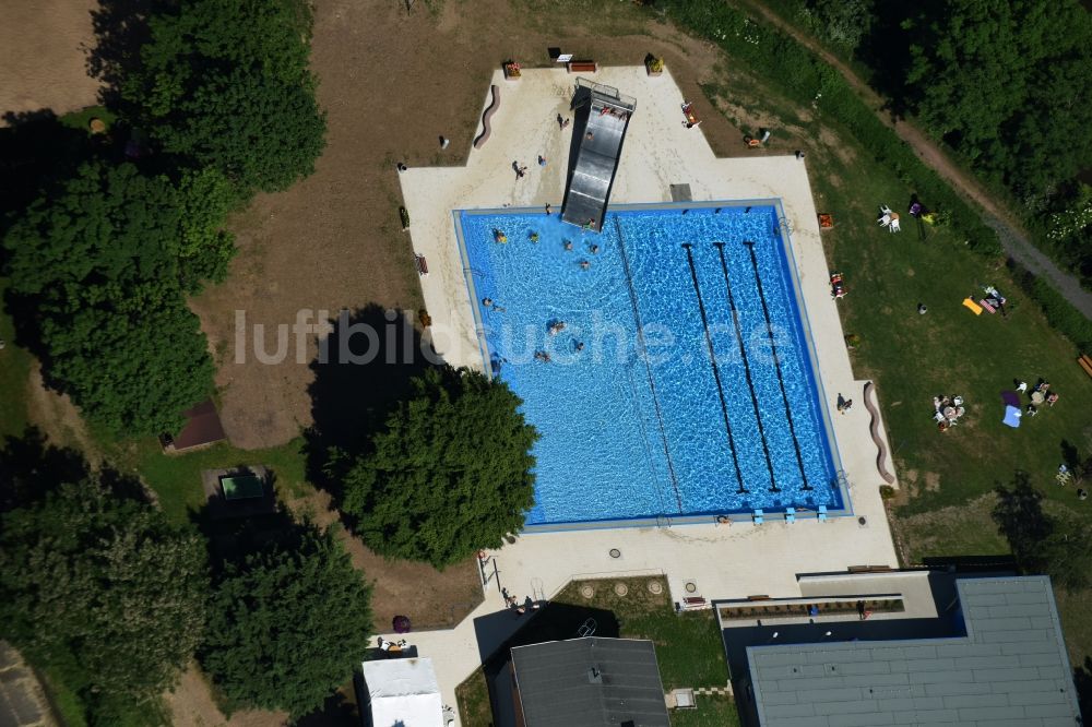 Luftaufnahme Alsleben (Saale) - Schwimmbecken des Freibades Freibads Alsleben/Saale in Alsleben (Saale) im Bundesland Sachsen-Anhalt