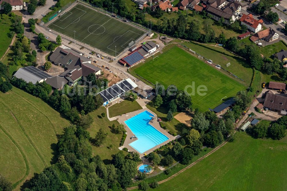 Luftbild Simonswald - Schwimmbecken des Freibades und Freizeit Anlagen in Simonswald im Bundesland Baden-Württemberg, Deutschland