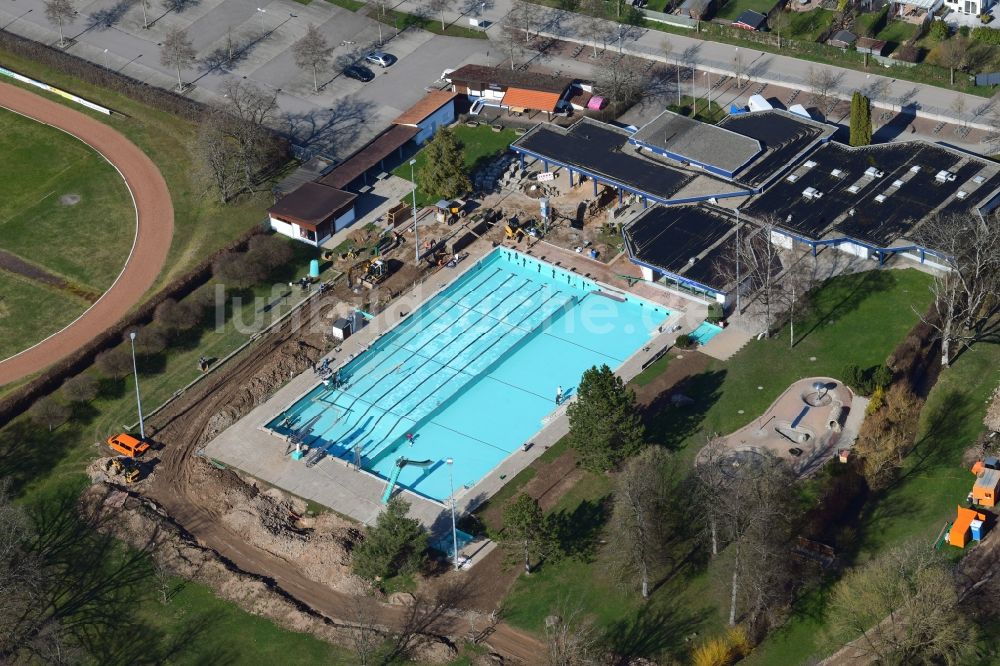 Schopfheim von oben - Schwimmbecken des Freibades Freizeitbad Schopfheim in Schopfheim im Bundesland Baden-Württemberg, Deutschland