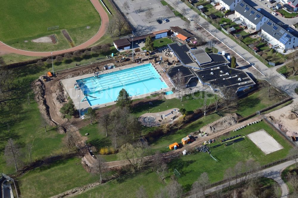 Schopfheim aus der Vogelperspektive: Schwimmbecken des Freibades Freizeitbad Schopfheim in Schopfheim im Bundesland Baden-Württemberg, Deutschland