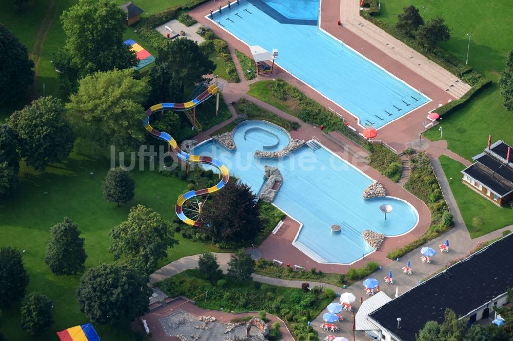 Luftaufnahme Vallendar - Schwimmbecken des Freibades Freizeitbad Vallendar an der Sebastian-Kneipp-Straße in Vallendar im Bundesland Rheinland-Pfalz, Deutschland