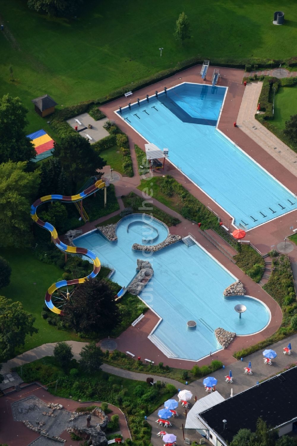 Vallendar aus der Vogelperspektive: Schwimmbecken des Freibades Freizeitbad Vallendar an der Sebastian-Kneipp-Straße in Vallendar im Bundesland Rheinland-Pfalz, Deutschland