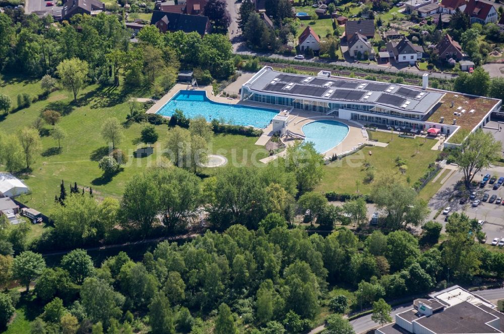 Gifhorn von oben - Schwimmbecken des Freibades in Gifhorn im Bundesland Niedersachsen, Deutschland