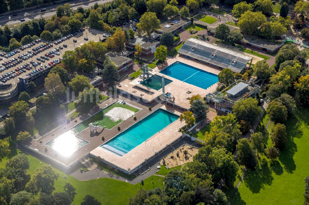 Essen von oben - Schwimmbecken des Freibades Grugabad in Essen im Bundesland Nordrhein-Westfalen